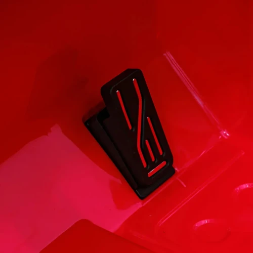 Czerwony samochodzik dla dziecka na akumulator Jeep Wrangler Rubicon.webp