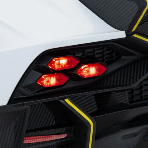 Biały samochód elektryczny dla dziecka Lamborghini Invencible.webp
