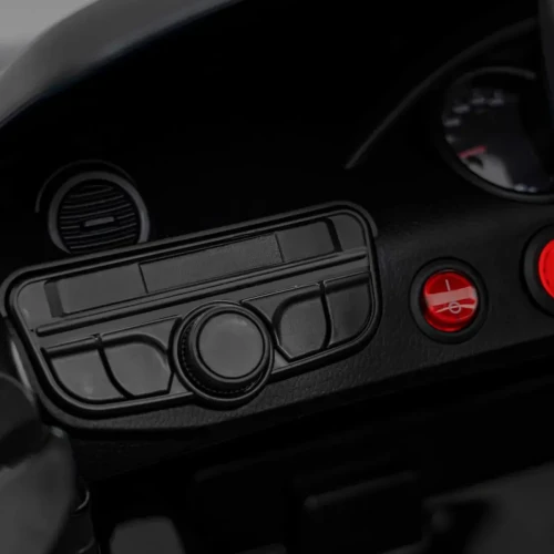Czarny samochodzik elektryczny dla dzieci Porsche Spyder RS 718.webp