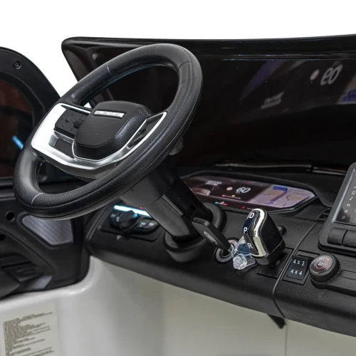 Biały samochod dla dziecka na pilot Range Rover SUV Lift.webp