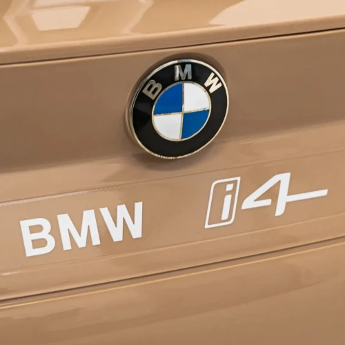 Złote auto na akumulator dla 5 latka BMW i4.webp