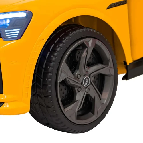 Żółty samochod dla dzieci na akumulator Audi SQ8.webp