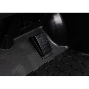 pojazd-porsche-cayenne-dla-dzieci-czarny-przycisk-gazu.webp