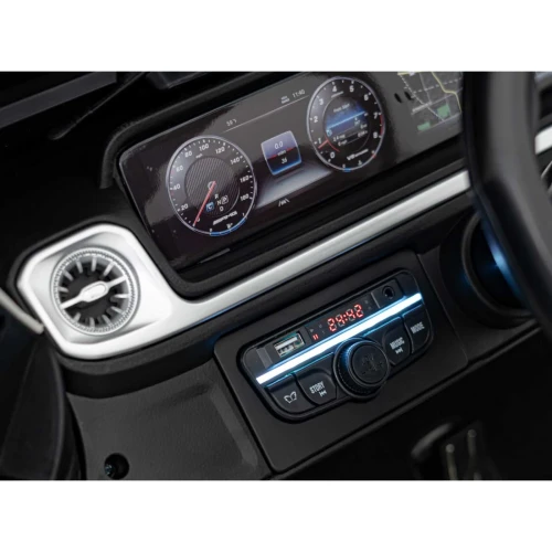 Biały-mercedes-benz-g63-amg-xxl-na-akumulator-z-licencja-predkosciomierz.webp