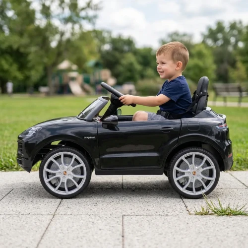 Chłopiec-w-czarnym-porsche-cayenne.webp