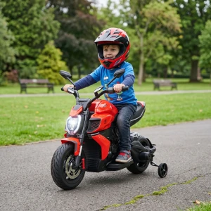 Chłopak na pomaranczowym motorku ducati jedzie przez park.webp