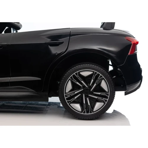 Pojazd_Audi_RS_E-Trone_GT_czarny_dla_dzieci_tylne_kolo.webp