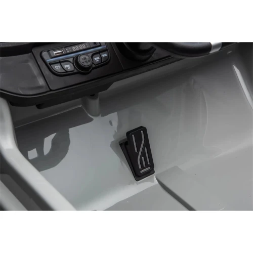 Samochód Mercedes G63 XXL 4x4 dla dzieci - czarny - pedał gazu.webp