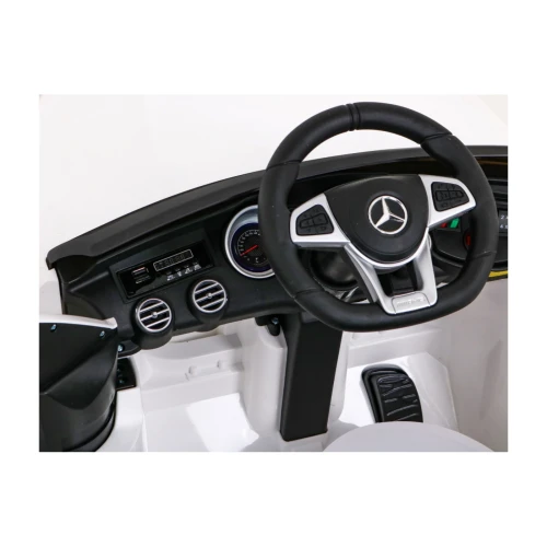 suv-mercedes-benz-glc63s-bialy-dla-dzieci-kierownica.webp