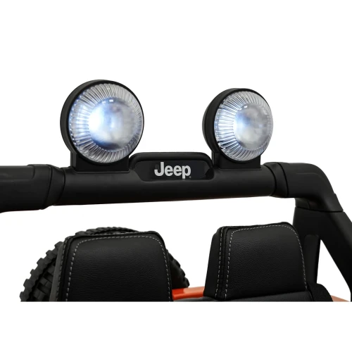 Pałąk z logo Jeep i podwójne reflektory LED nad fotelami – świecące halogeny w pomarańczowym aucie na akumulator Jeep Wrangler Rubicon dla dzieci.webp