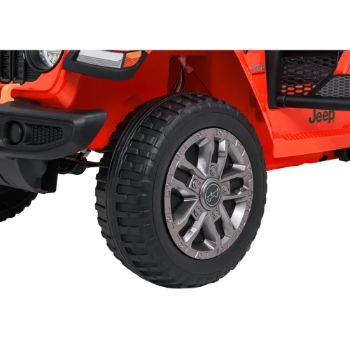 Terenowe koło z aluminiową felgą i logo Jeep – masywna opona off-road w pomarańczowym pojeździe na akumulator dla dzieci.webp