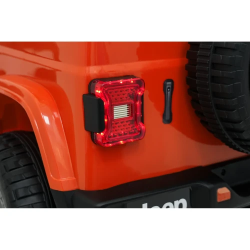 Tylna lampa LED świecąca na czerwono – realistyczne oświetlenie i klamka w pomarańczowym Jeepie Wrangler Rubicon na akumulator.webp