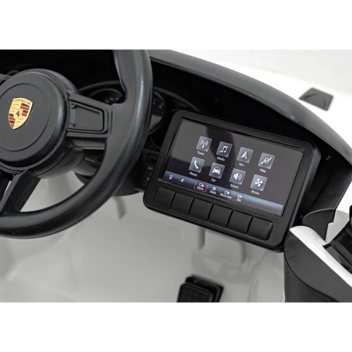 Kierownica z logo Porsche i ekran multimedialny atrapa  – kokpit białego Porsche Spyder RS 718 na akumulator dla dzieci.webp