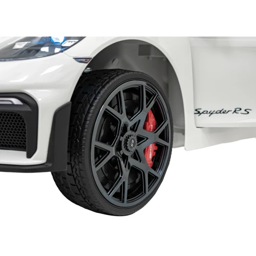 Koło z czarną felgą i czerwonym zaciskiem hamulcowym – zbliżenie białego Porsche Spyder RS 718 na akumulator dla dzieci.webp