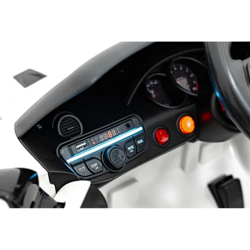 Panel audio z portem USB, odtwarzaczem MP3 i zegarami – deska rozdzielcza białego Porsche Spyder RS 718 na akumulator dla dzieci.webp