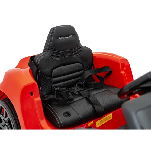 Fotel z haftem Spyder RS i 5-punktowymi pasami bezpieczeństwa – wnętrze czerwonego Porsche Spyder RS 718 na akumulator dla dzieci.webp