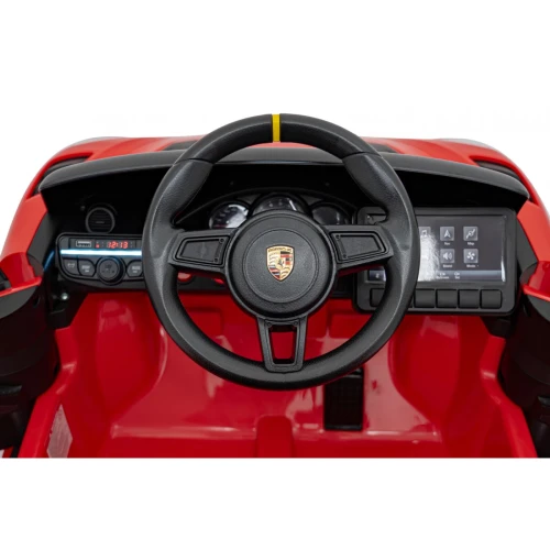 Kierownica z logo Porsche i zegary na desce rozdzielczej – kokpit czerwonego Porsche Spyder RS 718 na akumulator dla dzieci.webp