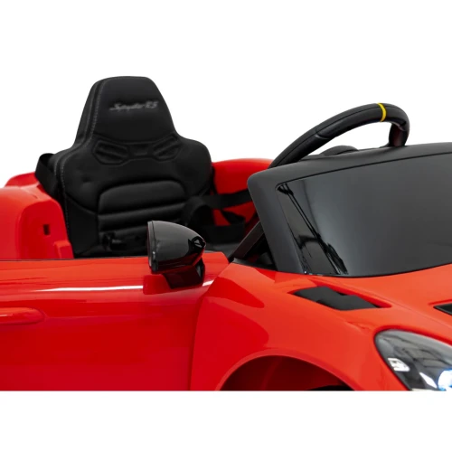 Fotel z haftem Spyder RS, boczne lusterko i ekran multimedialny – wnętrze czerwonego Porsche Spyder RS 718 na akumulator dla dzieci.webp