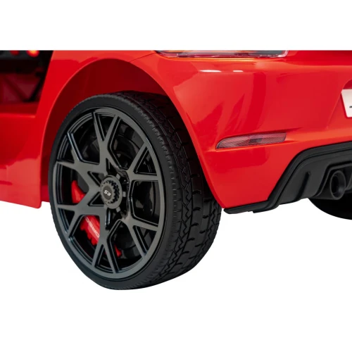 Koło z czarną felgą i czerwonym zaciskiem hamulcowym – tył czerwonego Porsche Spyder RS 718 na akumulator dla dzieci.webp