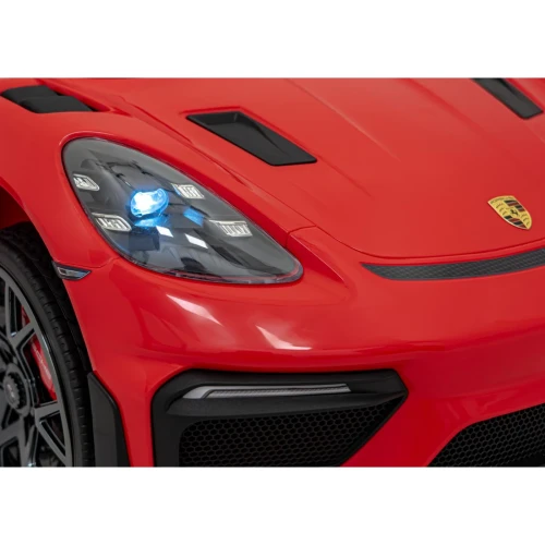 Przedni reflektor LED i emblemat Porsche – zbliżenie maski czerwonego Porsche Spyder RS 718 na akumulator dla dzieci.webp