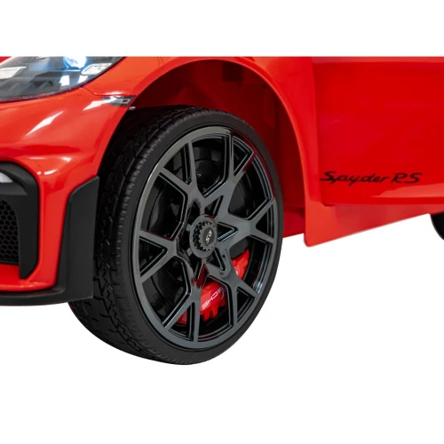 Przednia felga z czerwonym zaciskiem i napis Spyder RS – zbliżenie czerwonego Porsche Spyder RS 718 na akumulator dla dzieci.webp