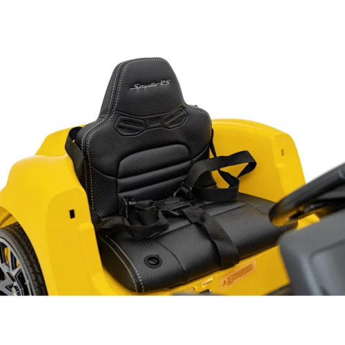 Fotel z haftem Spyder RS i 5-punktowymi pasami bezpieczeństwa – wnętrze żółtego Porsche Spyder RS 718 na akumulator dla dzieci.webp