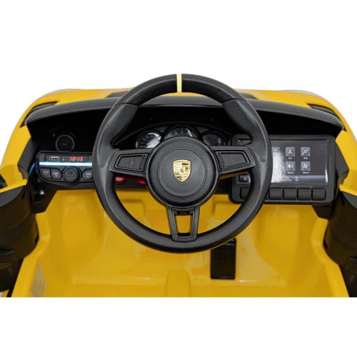 Kierownica z logo Porsche i ekran multimedialny (atrapa) – kokpit żółtego Porsche Spyder RS 718 na akumulator dla dzieci.webp