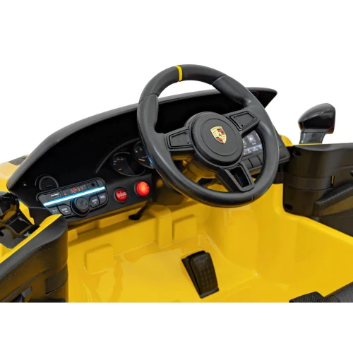 Kierownica z logo Porsche i zegary na desce rozdzielczej – kokpit żółtego Porsche Spyder RS 718 na akumulator dla dzieci.webp