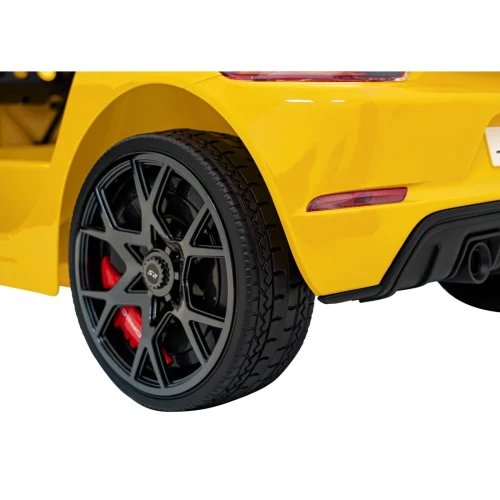 Koło z czarną felgą i czerwonym zaciskiem hamulcowym – tył żółtego Porsche Spyder RS 718 na akumulator dla dzieci.webp