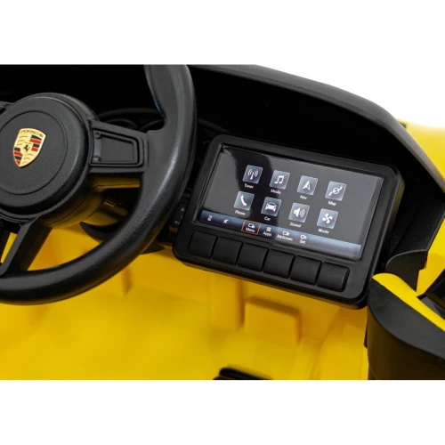 Multimedialny panel z ikonami (atrapa ekranu) i kierownica z logo Porsche – kokpit żółtego Porsche Spyder RS 718 na akumulator dla dzieci.webp