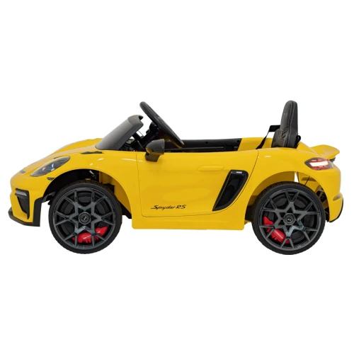Widok z boku z profilem nadwozia i felgami – żółte Porsche Spyder RS 718, auto na akumulator dla dzieci.webp