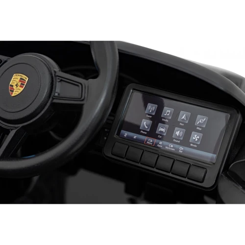 Ekran (atrapa) z menu i logo Porsche na kierownicy – kokpit czarnego Porsche Spyder RS 718 na akumulator dla dzieci.webp