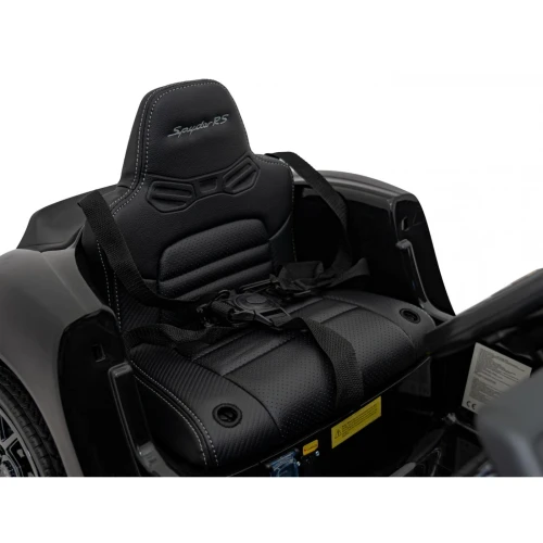 Fotel z haftem Spyder RS i 5-punktowymi pasami bezpieczeństwa – wnętrze czarnego Porsche Spyder RS 718 na akumulator dla dzieci.webp