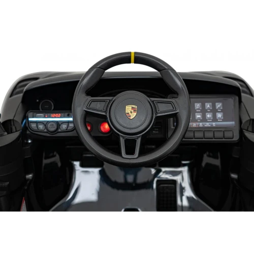 Kierownica z logo Porsche i dotykowy ekran multimedialny (atrapa) – kokpit czarnego Porsche Spyder RS 718 na akumulator dla dzieci.webp