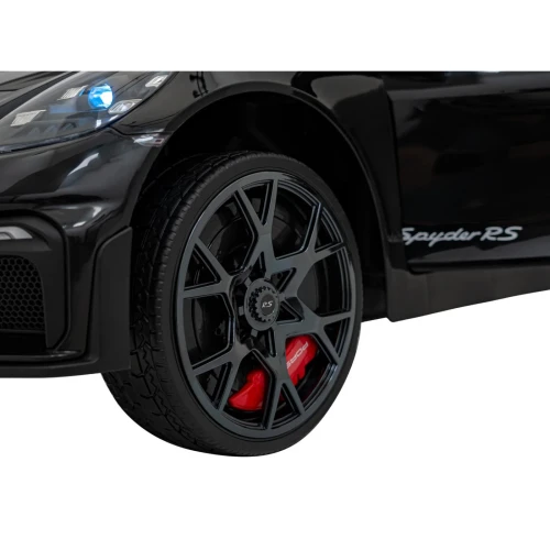 Koło z czarną felgą i czerwonym zaciskiem hamulcowym – zbliżenie czarnego Porsche Spyder RS 718 na akumulator dla dzieci.webp