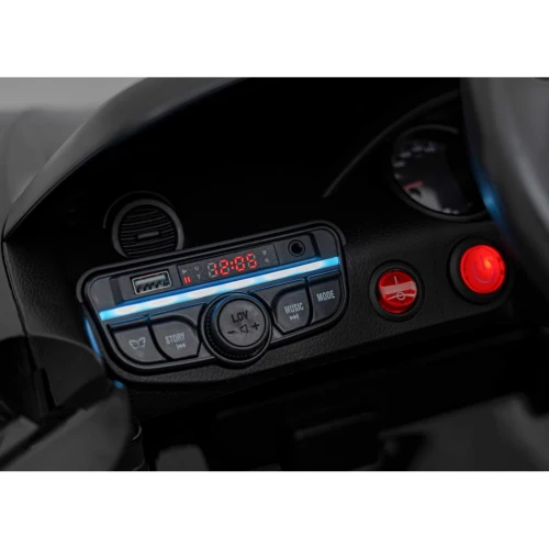 Panel audio z portem USB i podświetlanym wyświetlaczem – deska rozdzielcza czarnego Porsche Spyder RS 718 na akumulator dla dzieci.webp