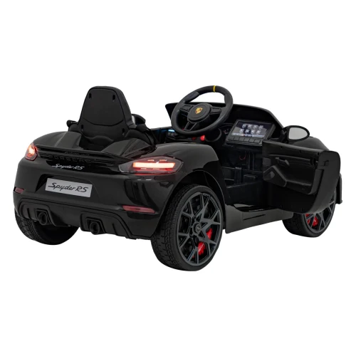 Tył z otwartymi drzwiami i widocznym kokpitem – czarne Porsche Spyder RS 718, samochód na akumulator dla dzieci.webp