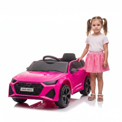 Audi RS 6 dla dziewczynek - dziewczynka obok pojazdu - merikids.webp