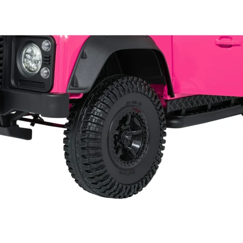 Koło z terenową oponą i czarną felgą – zbliżenie różowego Land Rovera Defender 110 SVX Concept na akumulator dla dzieci.webp