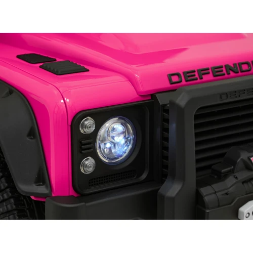 Przedni reflektor LED i napis DEFENDER na masce – zbliżenie różowego Land Rovera Defender 110 SVX Concept na akumulator dla dzieci.webp