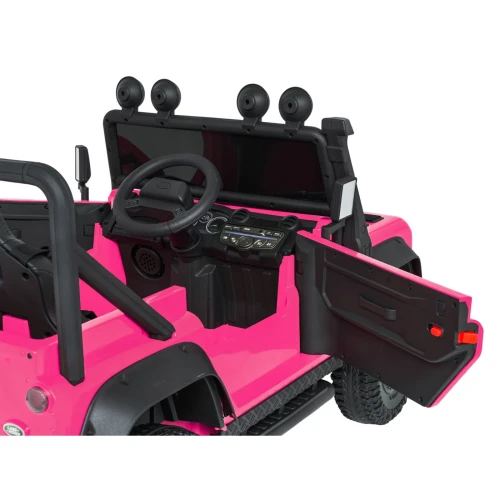 Otwarte drzwi, kierownica i deska rozdzielcza – wnętrze różowego Land Rovera Defender 110 SVX Concept na akumulator dla dzieci.webp