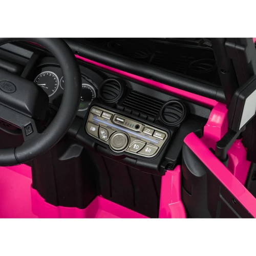 Panel audio z portem USB, wejściem AUX i zegarami Land Rover – deska rozdzielcza różowego Defendera 110 SVX Concept na akumulator dla dzieci.webp