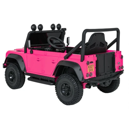 Ujęcie tyłu i boku z terenowymi oponami – różowy Land Rover Defender 110 SVX Concept, pojazd na akumulator dla dzieci.webp