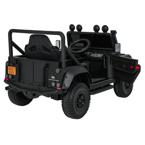 Tył i bok z otwartymi drzwiami oraz paką – czarny Land Rover Defender 110 SVX Concept, samochód na akumulator dla dzieci.webp