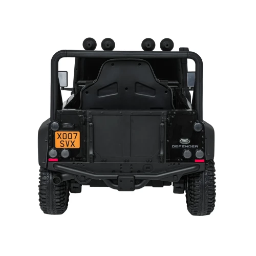 Widok z tyłu z tablicą rejestracyjną i lampami – czarny Land Rover Defender 110 SVX Concept na akumulator dla dzieci.webp
