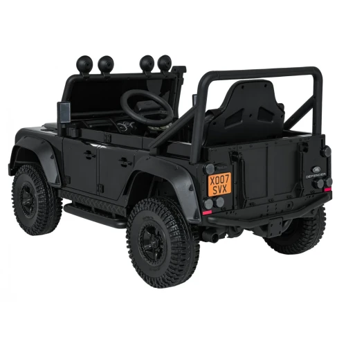 Ujęcie tyłu i boku z terenowymi oponami – czarny Land Rover Defender 110 SVX Concept, pojazd na akumulator dla dzieci.webp