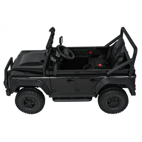 Widok z boku pod kątem na wnętrze i fotel – czarny Land Rover Defender 110 SVX Concept na akumulator dla dzieci.webp