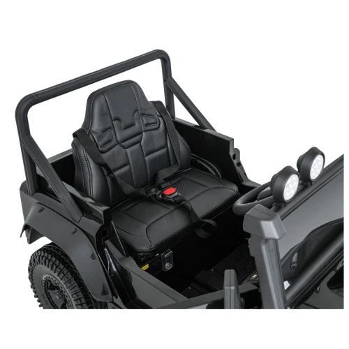Fotel z 5-punktowymi pasami bezpieczeństwa i klatką bezpieczeństwa – wnętrze czarnego Land Rovera Defender 110 SVX Concept na akumulator dla dzieci.webp