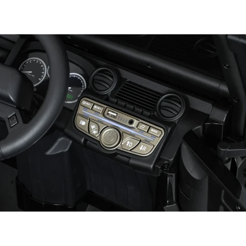 Panel audio z portem USB, wejściem AUX i zegarami Land Rover – deska rozdzielcza czarnego Defendera 110 SVX Concept na akumulator dla dzieci.webp