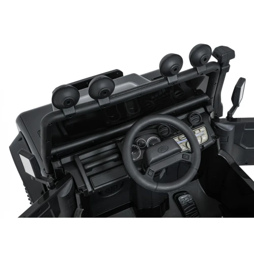 Kokpit z kierownicą, lusterkami i otwartymi drzwiami – czarny Land Rover Defender 110 SVX Concept, auto elektryczne dla dzieci.webp